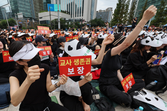 서울 서초구의 서이초등학교에서 발생한 교사 극단선택 사건과 관련해 지난 7월22일 오후 서울 종로구 보신각 인근에서 열린 추모식에서 비(非)전교조 교사 등 추모집회 참가자들이 구호를 외치고 있다. <연합뉴스 사진>